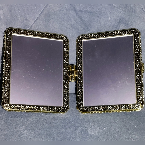 Up cycled Mirror Compact - Picture 2 of 3